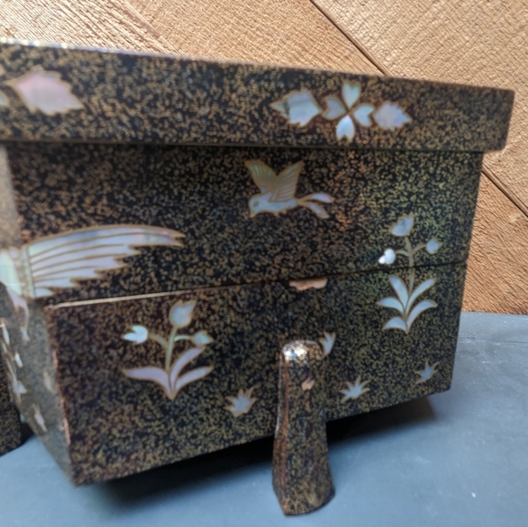 Gold And Black Lacquer Korean Jewelry Box, Mother of Pearl Birds Theme - Picture 2 of 12